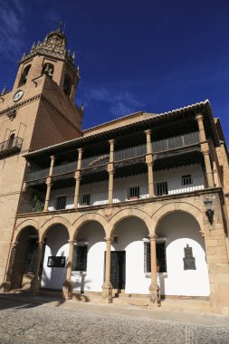 Ronda, Malaga, İspanya... 21 Ekim 2023: Ronda şehrinde Santa Maria la Mayor kilisesi cephesi, Malaga, İspanya