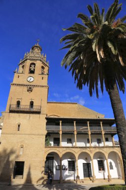 Ronda, Malaga, İspanya... 21 Ekim 2023: Ronda şehrinde Santa Maria la Mayor kilisesi cephesi, Malaga, İspanya