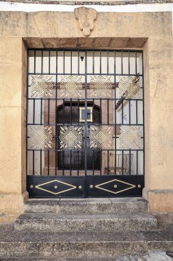Ronda 'da tipik bir beyazlatılmış evin işlenmiş demir çitli girişi.