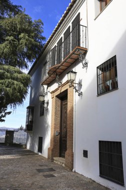İspanya, Malaga 'nın eski Ronda kasabasında güzel beyaz boyalı evler