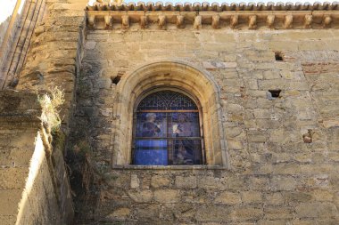 Ronda, Malaga, İspanya - 21 Ekim 2023: Santa Maria Belediye Başkanı kilise cephesinde dini sahneli lekeli cam pencere