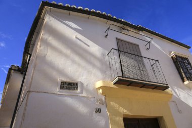 Ronda, Malaga, İspanya 23 Ekim 2023 Ronda şehri, Malaga, İspanya 'nın dar kaldırım taşlı caddeleri ve beyazlatılmış cepheleri.
