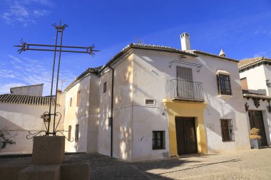 Ronda, Malaga, İspanya 23 Ekim 2023 Ronda şehri, Malaga, İspanya 'nın dar kaldırım taşlı caddeleri ve beyazlatılmış cepheleri.