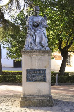 Ronda, Malaga, İspanya... 21 Ekim 2023: Malaga 'nın eski kenti Ronda' daki Maria Auxiliadora Meydanı 'nda San Juan Bosco anısına dikilen heykel