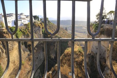 İspanya 'nın Malaga eyaletindeki Puente Nuevo köprüsünden Ronda şehrinin güzel panoramik manzarası.