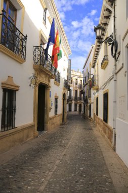 Ronda, Malaga, İspanya 21 Ekim 2023 Dar kaldırım taşı caddesi ve Malaga, İspanya cepheleri