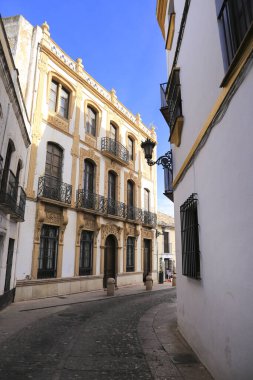 Ronda, Malaga, İspanya 21 Ekim 2023 Dar kaldırım taşı caddesi ve Malaga, İspanya cepheleri