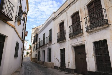 Ronda, Malaga, İspanya 21 Ekim 2023 Dar kaldırım taşı caddesi ve Malaga, İspanya cepheleri