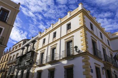 Ronda, Malaga, İspanya 21 Ekim 2023 Dar kaldırım taşı caddesi ve Malaga, İspanya cepheleri