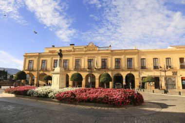Ronda, Malaga, İspanya - 21 Ekim 2023 Ronda şehrinin ana meydanı İspanya Meydanı