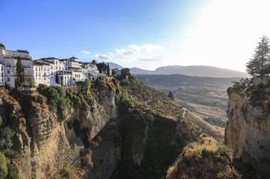 Ronda, Malaga, İspanya - 21 Ekim 2023: İspanya 'nın Malaga eyaletindeki Ronda şehrinin güzel panoramik manzarası