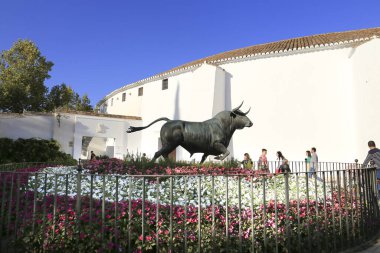Ronda, Malaga, İspanya 23 Ekim 2023 Ronda City 'de The Real Maestranza' da boğa heykeli.
