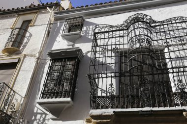 Ronda, Malaga, İspanya... 21 Ekim 2023: Balkonlu, işlenmiş demir kafesli güzel bir bina