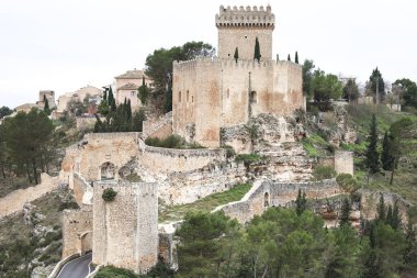 İspanya 'nın Cuenca bölgesindeki tarihi Alarcon kasabasının güzel manzarası