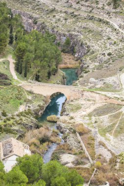 İspanya 'nın Cuenca bölgesindeki Alarcon kasabasındaki Jucar Nehri üzerindeki Tebar Köprüsü.