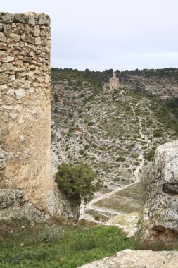 İspanya 'nın Cuenca bölgesindeki Torre de Armas kentinden tarihi Torre de Alarconcillo' nun görüntüsü