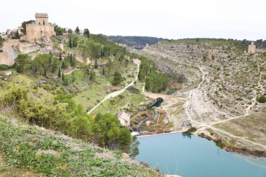 İspanya 'nın Cuenca bölgesindeki tarihi Alarcon kasabası ve Jucar Nehri geçidi