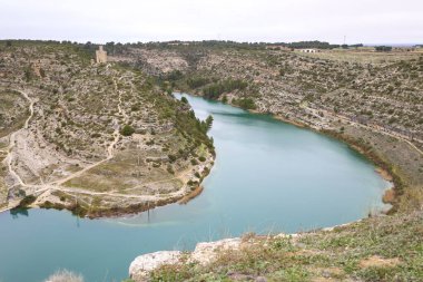 Tarihi Torre de Alarconcillo, İspanya 'nın Cuenca kentindeki Jucar Nehri ile çevrilidir.