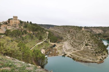 İspanya 'nın Cuenca bölgesindeki tarihi Alarcon kasabası ve Jucar Nehri geçidi