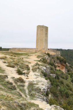 İspanya 'nın Cuenca bölgesindeki tarihi Alarcon kasabası ve Jucar Nehri geçidi