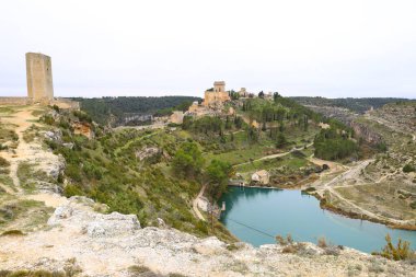 İspanya 'nın Cuenca bölgesindeki tarihi Alarcon kasabası ve Jucar Nehri geçidi