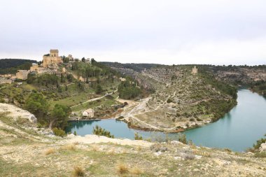 İspanya 'nın Cuenca bölgesindeki tarihi Alarcon kasabası ve Jucar Nehri geçidi