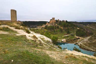İspanya 'nın Cuenca bölgesindeki tarihi Alarcon kasabası ve Jucar Nehri geçidi