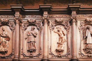 Cuenca, İspanya... 10 Aralık 2023 Cuenca, İspanya Katedrali 'ne çok güzel ahşap detaylar kazınmış.