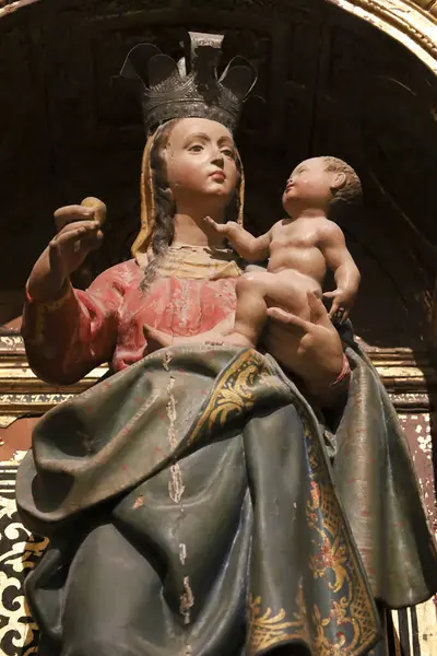 Cuenca, İspanya... 10 Aralık 2023 Cuenca Katedrali 'nin sunağındaki Yaşlı Bakire Meryem heykeli.