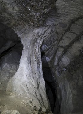 İspanya 'nın Cuenca bölgesindeki Sanabrio mağaralarında bulunan Lapis Specularis Roma madeni.