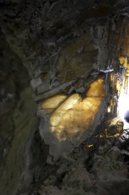 İspanya 'nın Cuenca bölgesindeki Sanabrio mağaralarındaki Roma madeninde Lapis Specularis' in el feneri kayasıyla aydınlandı.