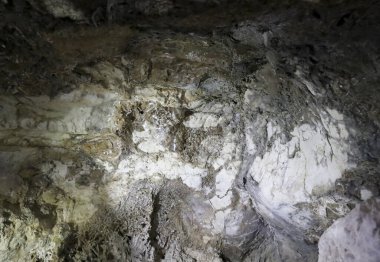 Lapis Specularis, İspanya 'nın Cuenca bölgesindeki Sanabrio mağaralarında Roma madeninde kayalar oluşturuyor.