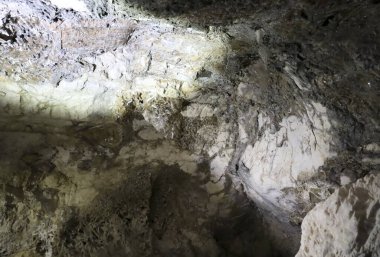 Lapis Specularis, İspanya 'nın Cuenca bölgesindeki Sanabrio mağaralarında Roma madeninde kayalar oluşturuyor.