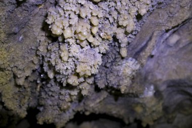 Lapis Specularis, İspanya 'nın Cuenca bölgesindeki Sanabrio mağaralarında Roma madeninde kayalar oluşturuyor.