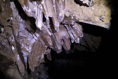 Lapis Specularis, İspanya 'nın Cuenca bölgesindeki Sanabrio mağaralarında Roma madeninde kayalar oluşturuyor.