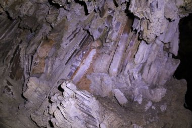 Lapis Specularis, İspanya 'nın Cuenca bölgesindeki Sanabrio mağaralarında Roma madeninde kayalar oluşturuyor.
