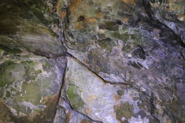 Lapis Specularis, İspanya 'nın Cuenca bölgesindeki Sanabrio mağaralarında Roma madeninde kayalar oluşturuyor.