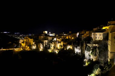 Geceleri antik Cuenca şehrinin manzarası
