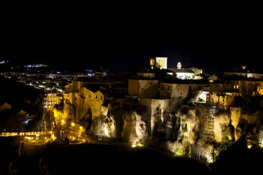 Geceleri antik Cuenca şehrinin manzarası