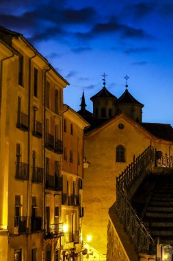 Günbatımında Cuenca antik şehrinin dar sokakları ve cepheleri.