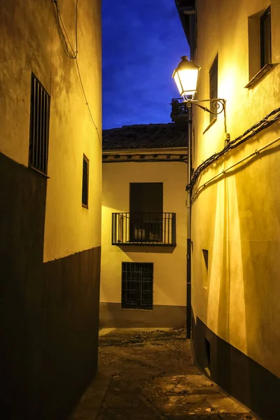 Günbatımında Cuenca antik şehrinin dar sokakları ve cepheleri.