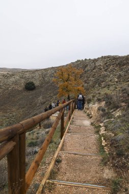 Cuenca, Kastilya-La Mancha, İspanya - 10 Aralık 2023: İspanya Cuenca bölgesindeki Sanabrio mağaralarındaki Lapis Specularis Roma madenini ziyaret eden insanlar