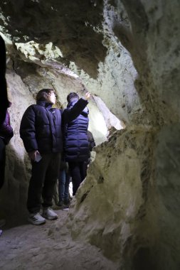 Cuenca, Kastilya-La Mancha, İspanya - 10 Aralık 2023: İspanya Cuenca bölgesindeki Sanabrio mağaralarındaki Lapis Specularis Roma madenini ziyaret eden insanlar