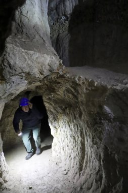 Cuenca, Kastilya-La Mancha, İspanya - 10 Aralık 2023: İspanya Cuenca bölgesindeki Sanabrio mağaralarındaki Lapis Specularis Roma madenini ziyaret eden insanlar