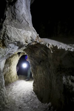 Cuenca, Kastilya-La Mancha, İspanya - 10 Aralık 2023: İspanya Cuenca bölgesindeki Sanabrio mağaralarındaki Lapis Specularis Roma madenini ziyaret eden insanlar