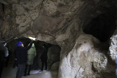 Cuenca, Kastilya-La Mancha, İspanya - 10 Aralık 2023: İspanya Cuenca bölgesindeki Sanabrio mağaralarındaki Lapis Specularis Roma madenini ziyaret eden insanlar