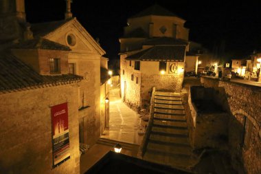 Cuenca, Kastilya-La Mancha, İspanya - 10 Aralık 2023: Antik İspanya şehri Cuenca 'nın tarihi cepheleri ve caddeleri