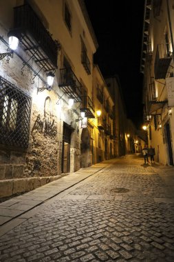 Cuenca, Kastilya-La Mancha, İspanya - 10 Aralık 2023: Antik İspanya şehri Cuenca 'nın tarihi cepheleri ve caddeleri
