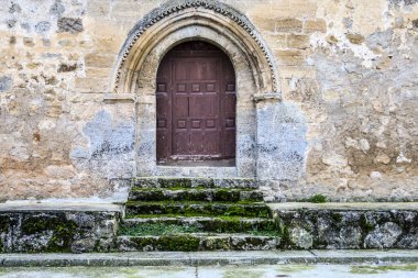 Güzel kapısı ve Cuenca 'da oyulmuş taş detayları olan tarihi bir evin ön cephesi.