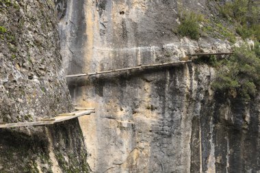 İspanya Cuenca bölgesindeki Priego Boğazı ve Escabas Nehri 'nin demir yolu.